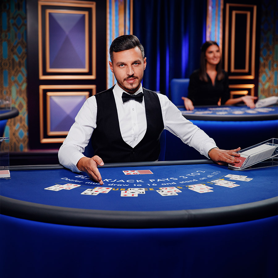 Kép egy online blackjack asztalról, amelyen a kártyák élesen láthatóak